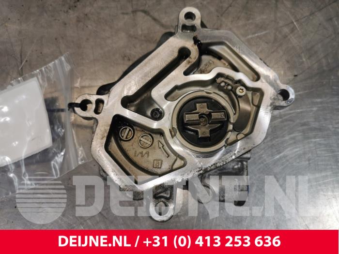 Vacuum pump (petrol) from a Mercedes-Benz CLA (117.3) 2.0 CLA-250 Turbo 16V 2013