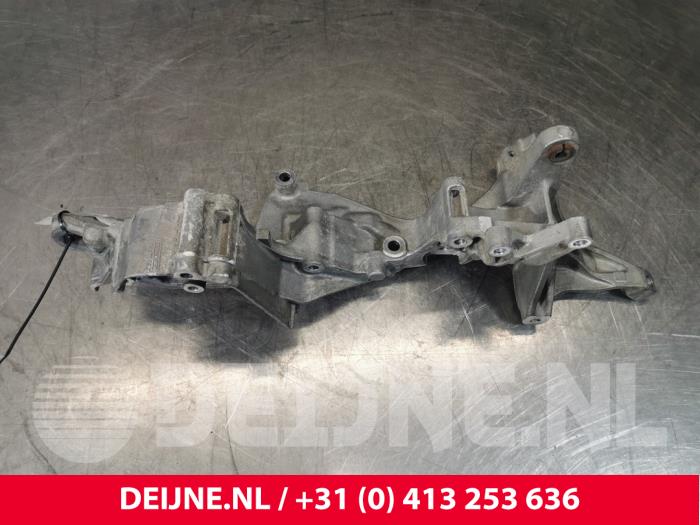 Gebrauchte Dynamostütze oben Volkswagen Transporter T6 2.0 TDI 204 Preis € 48,40 Mit Mehrwertsteuer angeboten von van Deijne Onderdelen Uden B.V.