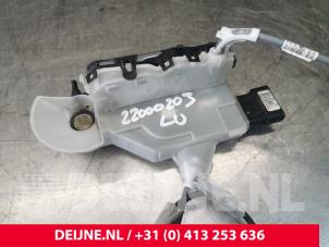Used Door lock mechanism 2-door, left Peugeot Expert (VA/VB/VE/VF/VY) 1.6 Blue HDi 95 16V Price € 60,50 Inclusive VAT offered by van Deijne Onderdelen Uden B.V.