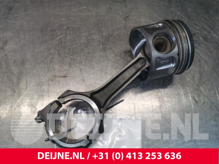 Kolben van een Ford Transit 2.2 TDCi 16V 2009