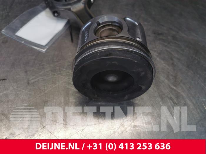 Kolben van een Ford Transit 2.2 TDCi 16V 2009