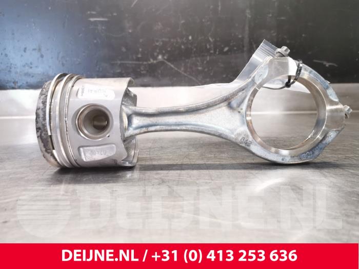 Usagé Piston Mercedes Vito Prix € 60,50 Prix TTC proposé par van Deijne Onderdelen Uden B.V.