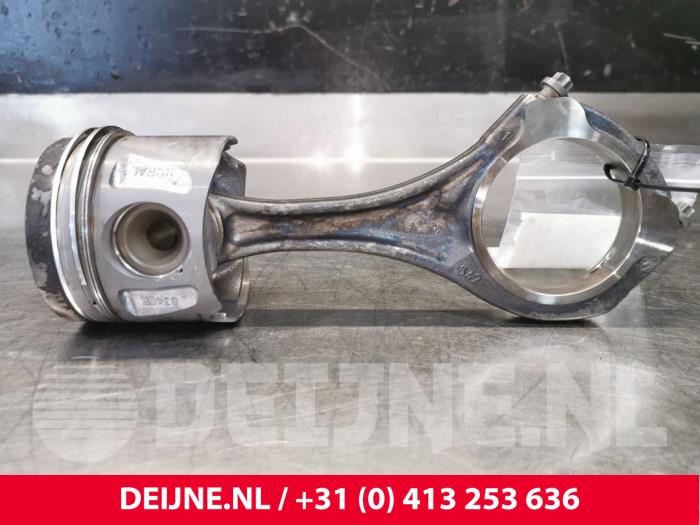 Usagé Piston Mercedes Vito Prix € 60,50 Prix TTC proposé par van Deijne Onderdelen Uden B.V.