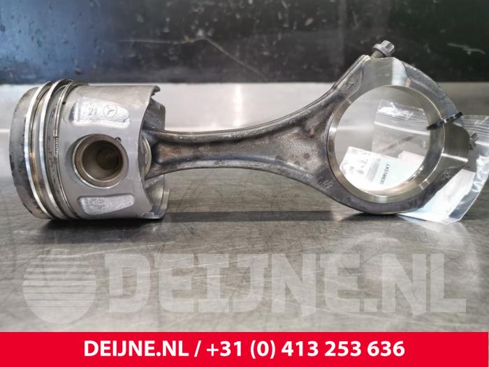Usagé Piston Mercedes Vito Prix € 60,50 Prix TTC proposé par van Deijne Onderdelen Uden B.V.