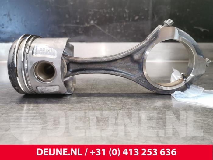 Usagé Piston Mercedes Vito Prix € 60,50 Prix TTC proposé par van Deijne Onderdelen Uden B.V.