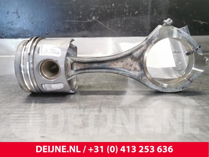 Usagé Piston Mercedes Vito Prix € 60,50 Prix TTC proposé par van Deijne Onderdelen Uden B.V.