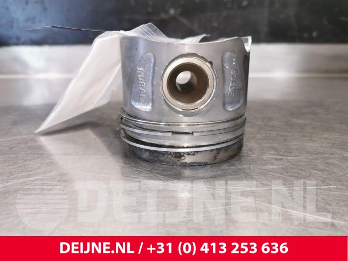 Usagé Piston Mercedes Vito Prix € 60,50 Prix TTC proposé par van Deijne Onderdelen Uden B.V.
