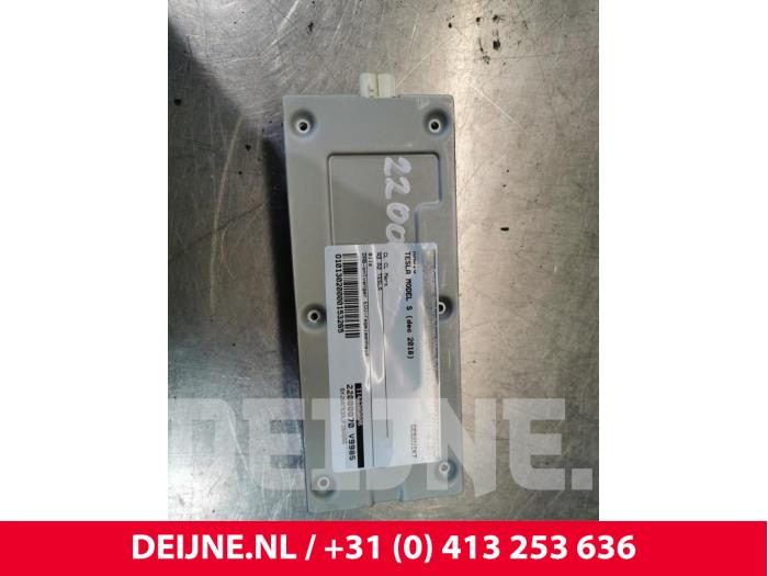 Używane Radio Tesla Model S 75D Cena € 363,00 Z VAT oferowane przez van Deijne Onderdelen Uden B.V.