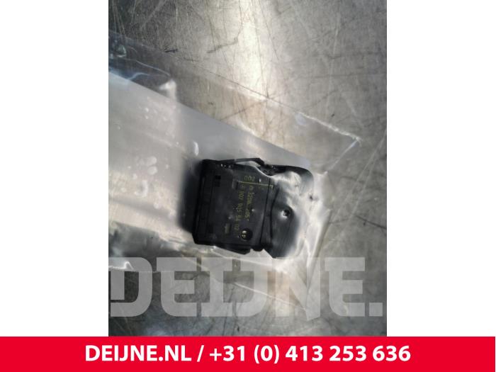 Używane Przelacznik Mercedes Sprinter 3,5t (910.0/910.1/907.1/907.2) 314 CDI 2.1 D FWD Cena € 18,15 Z VAT oferowane przez van Deijne Onderdelen Uden B.V.