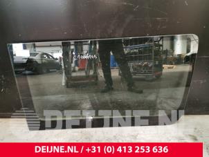 Używane Dodatkowa szyba prawa tylna wersja 2-drzwiowa Mercedes Sprinter 3,5t (906.73) 311 CDI 16V Cena € 90,75 Z VAT oferowane przez van Deijne Onderdelen Uden B.V.
