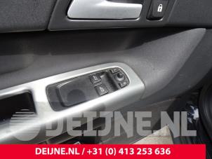 Usados Interruptor de ventanilla eléctrica Volvo C30 (EK/MK) 1.6 D 16V Precio de solicitud ofrecido por van Deijne Onderdelen Uden B.V.