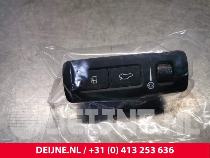 Używane Sciemniacz kokpitowy Volvo XC40 (XZ) 1.5 T5 Plug-in Hybrid 16V Cena € 20,00 Procedura marży oferowane przez van Deijne Onderdelen Uden B.V.
