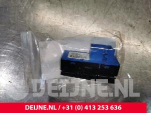 Used Central locking switch Fiat Scudo (270) 2.0 D Multijet Price € 30,25 Inclusive VAT offered by van Deijne Onderdelen Uden B.V.