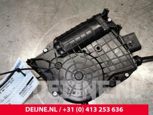 Used Central locking motor Mercedes Sprinter 3,5t (906.63) 319 CDI,BlueTEC V6 24V Price € 151,25 Inclusive VAT offered by van Deijne Onderdelen Uden B.V.