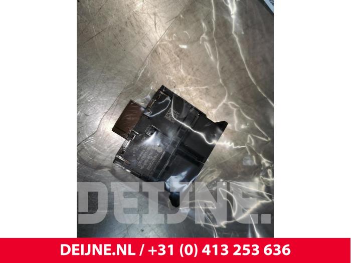 Używane Przelacznik MAN TGE 2.0 TDI 4x4 Cena € 30,25 Z VAT oferowane przez van Deijne Onderdelen Uden B.V.