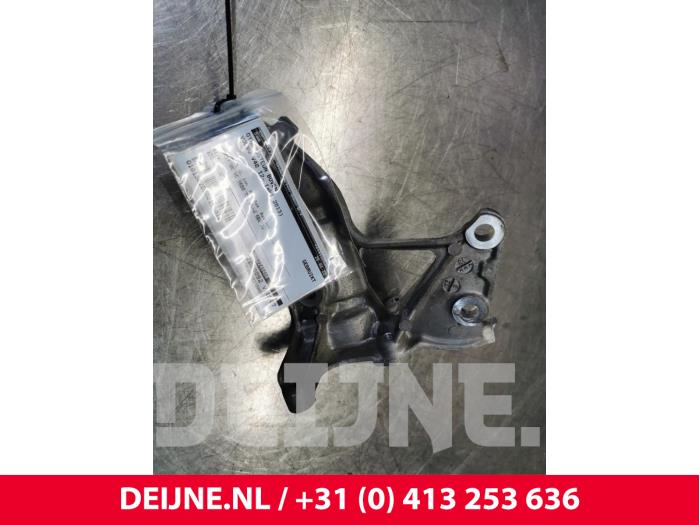 Usagé Support dynamo haut Volvo V40 (MV) 1.6 D2 Prix € 20,00 Règlement à la marge proposé par van Deijne Onderdelen Uden B.V.