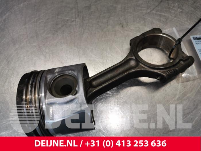 Usagé Piston Mercedes Vito (447.6) 1.6 111 CDI 16V Prix € 121,00 Prix TTC proposé par van Deijne Onderdelen Uden B.V.