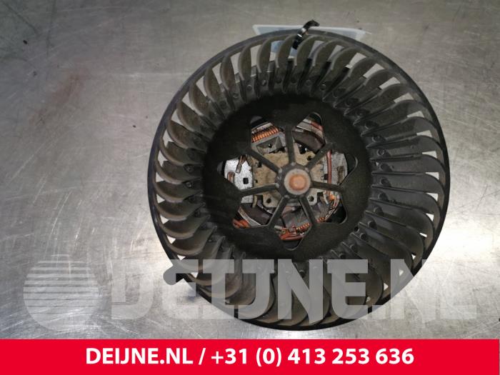 Heating and ventilation fan motor from a Volkswagen Caddy IV 2.0 TDI 75 2019