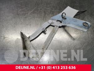 Used Bonnet Hinge Mercedes Sprinter 3,5t (906.63) 316 CDI 16V Price € 24,20 Inclusive VAT offered by van Deijne Onderdelen Uden B.V.