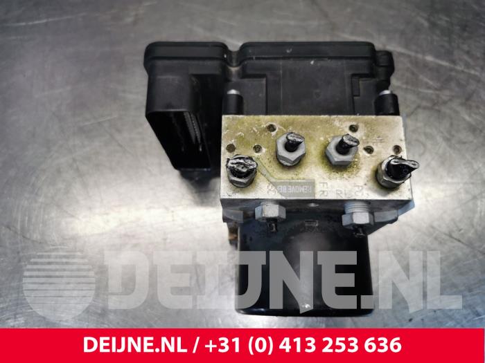 Usagé Bloc ABS Volvo XC60 I (DZ) 2.4 D3/D4 20V AWD Prix € 90,00 Règlement à la marge proposé par van Deijne Onderdelen Uden B.V.