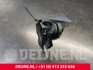Używane Pompa AdBlue Volkswagen Crafter (SY) 2.0 TDI Cena € 423,50 Z VAT oferowane przez van Deijne Onderdelen Uden B.V.