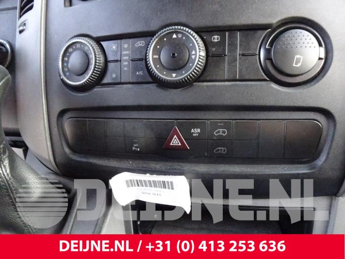 Heater control panel from a Mercedes-Benz Sprinter 3t (906.61) 210 CDI 16V 2010