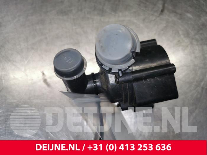 Begagnade Extra vattenpump Volvo XC40 (XZ) 2.0 B4 16V Mild Hybrid Geartronic AWD Pris € 120,00 Marginaltabell erbjuds av van Deijne Onderdelen Uden B.V.