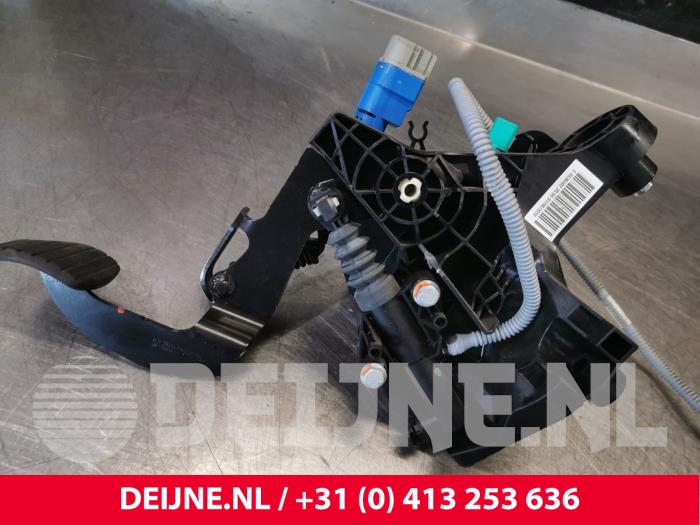 Pedal de embrague de un Opel Vivaro 1.6 CDTI 95 Euro 6 2018