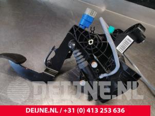 Usagé Pédale embrayage Opel Vivaro 1.6 CDTI 95 Euro 6 Prix sur demande proposé par van Deijne Onderdelen Uden B.V.