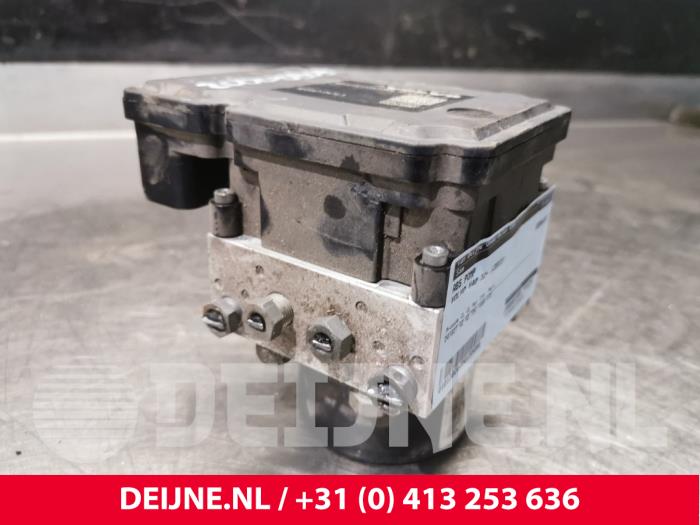 Używane Pompa ABS Volvo V40 (MV) 1.6 D2 Cena € 20,00 Procedura marży oferowane przez van Deijne Onderdelen Uden B.V.