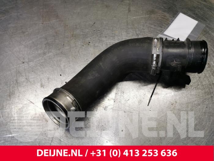 Intercooler Schlauch van een Volkswagen Transporter T5 2.0 TDI DRF 2013