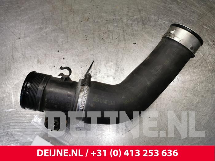 Intercooler Schlauch van een Volkswagen Transporter T5 2.0 TDI DRF 2013