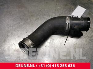 Intercooler Schlauch van een Volkswagen Transporter T5 2.0 TDI DRF 2013
