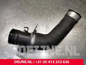 Intercooler Schlauch van een Volkswagen Transporter T5 2.0 TDI DRF 2013