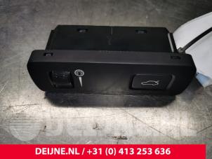 Used Switch (miscellaneous) Volvo XC60 II (UZ) 2.0 D4 16V AWD Price € 10,00 Margin scheme offered by van Deijne Onderdelen Uden B.V.