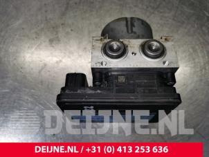 Używane Pompa ABS Renault Trafic (1FL/2FL/3FL/4FL) 1.6 dCi 115 Cena € 181,50 Z VAT oferowane przez van Deijne Onderdelen Uden B.V.