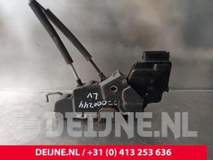 Begagnade Dörrlåsmekanism, 2-dörrars, höger Hyundai H-300 2.5 CRDi Pris € 42,35 Inklusive moms erbjuds av van Deijne Onderdelen Uden B.V.