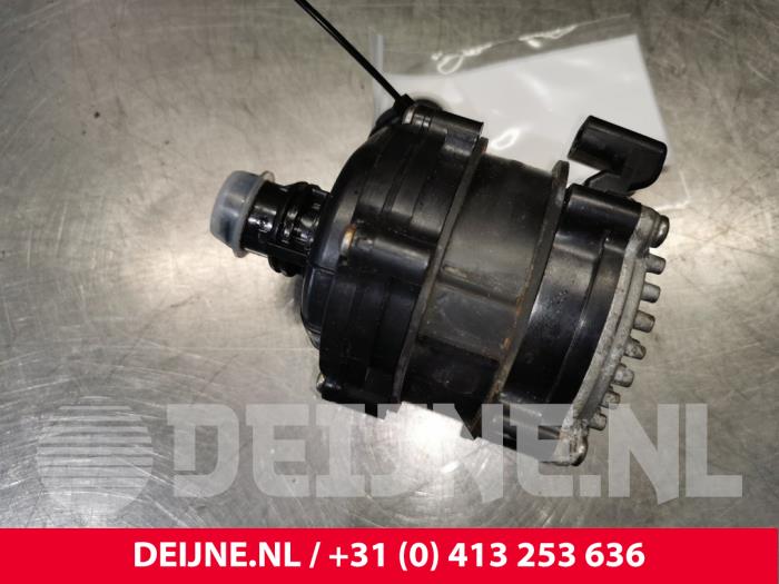 Begagnade Extra vattenpump Volvo XC40 (XZ) 1.5 T5 Plug-in Hybrid 16V Pris € 125,00 Marginaltabell erbjuds av van Deijne Onderdelen Uden B.V.
