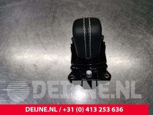 Używane Dzwignia zmiany biegów Volvo XC40 (XZ) 1.5 T3 Plug-in Hybrid 12V Cena € 150,00 Procedura marży oferowane przez van Deijne Onderdelen Uden B.V.