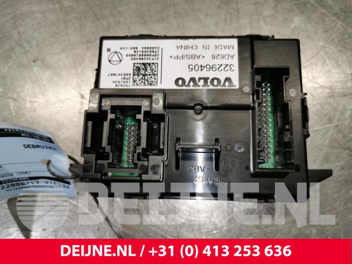 Usagé Module (divers) Volvo XC40 (XZ) 1.5 T4 Plug-in Hybrid 12V Prix € 121,00 Prix TTC proposé par van Deijne Onderdelen Uden B.V.