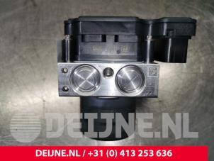 Używane Pompa ABS Volvo XC40 (XZ) 1.5 T3 Plug-in Hybrid 12V Cena € 275,00 Procedura marży oferowane przez van Deijne Onderdelen Uden B.V.
