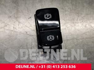 Usagé Commutateur frein à main Volvo XC40 (XZ) 1.5 T3 Plug-in Hybrid 12V Prix € 45,00 Règlement à la marge proposé par van Deijne Onderdelen Uden B.V.