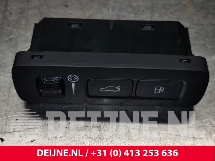 Używane Sciemniacz kokpitowy Volvo XC40 (XZ) 1.5 T5 Plug-in Hybrid 16V Cena € 20,00 Procedura marży oferowane przez van Deijne Onderdelen Uden B.V.