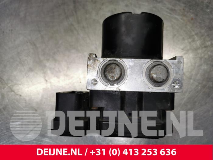 Używane Pompa ABS Ford Transit Connect Cena € 12,10 Z VAT oferowane przez van Deijne Onderdelen Uden B.V.