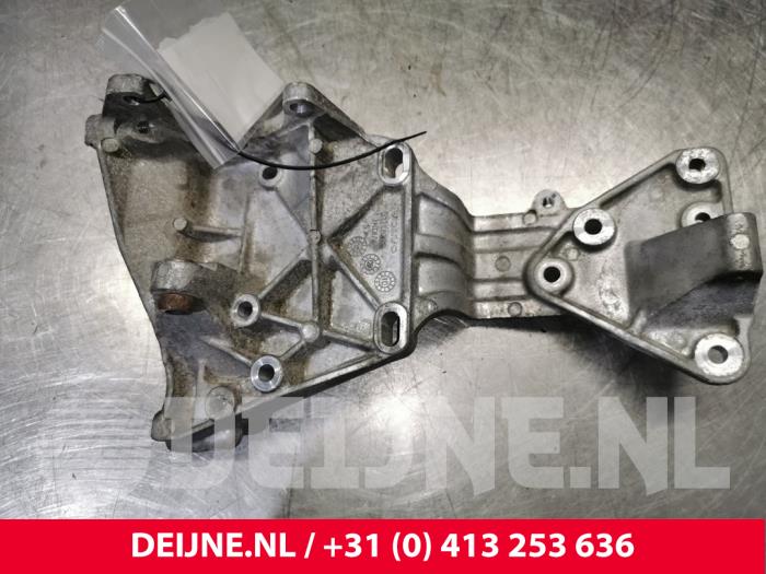 Usagé Support dynamo bas Volvo XC60 I (DZ) 2.4 D3 20V Prix € 35,00 Règlement à la marge proposé par van Deijne Onderdelen Uden B.V.