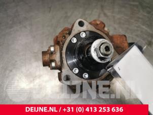 Używane Mechaniczna pompa paliwa Opel Vivaro 2.5 CDTI DPF Cena na żądanie oferowane przez van Deijne Onderdelen Uden B.V.
