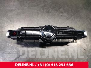 Używane Panel obslugi radia Volvo XC60 II (UZ) 2.0 T8 16V Hybrid AWD Cena na żądanie oferowane przez van Deijne Onderdelen Uden B.V.
