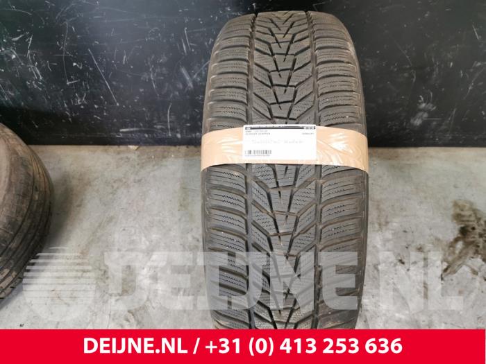 Używane Opona zimowa Cena € 30,00 Procedura marży oferowane przez van Deijne Onderdelen Uden B.V.