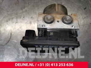 Używane Pompa ABS Renault Trafic (1FL/2FL/3FL/4FL) 1.6 dCi 120 Twin Turbo Cena € 181,50 Z VAT oferowane przez van Deijne Onderdelen Uden B.V.