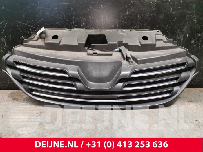 Begagnade Grill Renault Trafic (1FL/2FL/3FL/4FL) 1.6 dCi 120 Twin Turbo Pris € 90,75 Inklusive moms erbjuds av van Deijne Onderdelen Uden B.V.